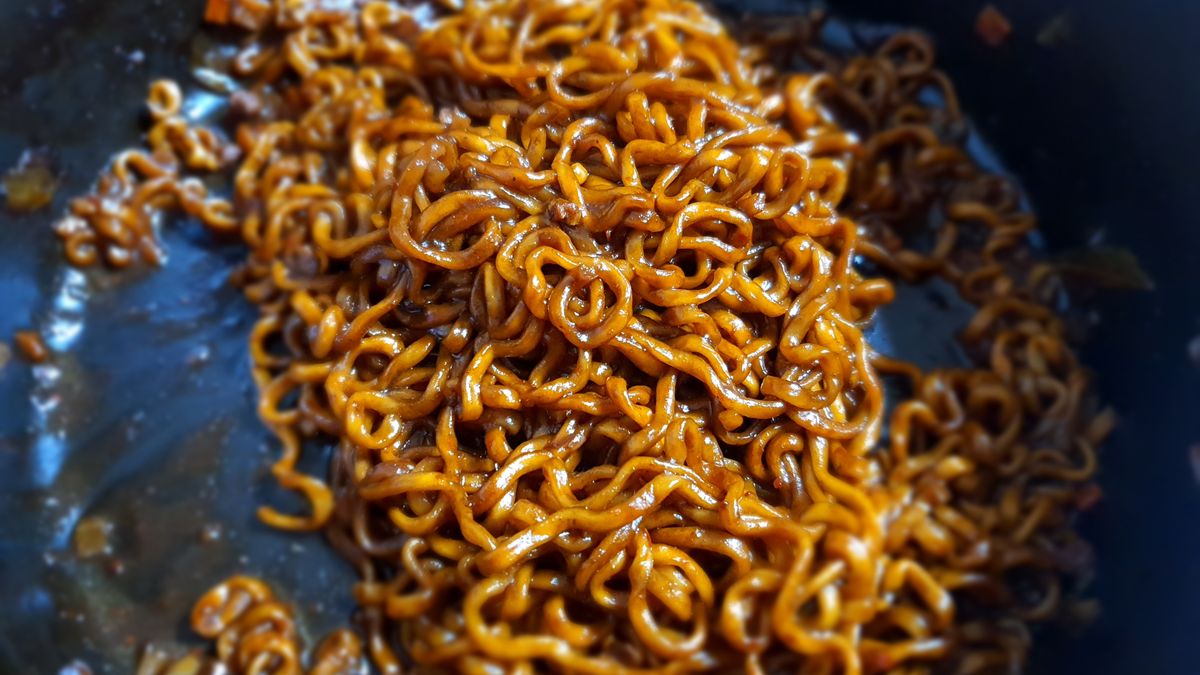 Dlaczego jedzenie makaronu może być w niektórych przypadkach niebezpieczne?