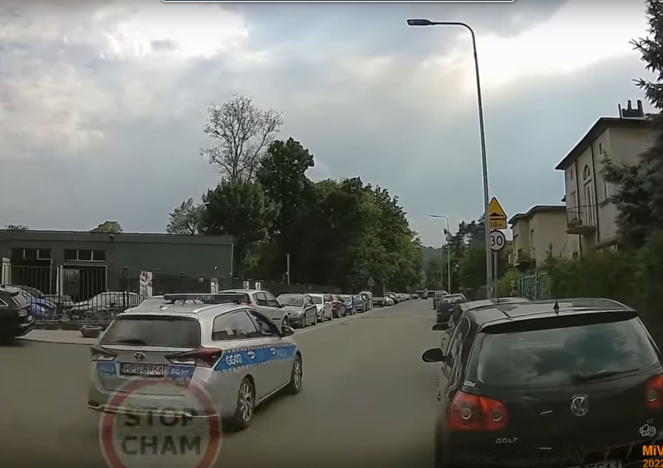 Policjant zapomniał przepisów. Zabawna scena na drodze