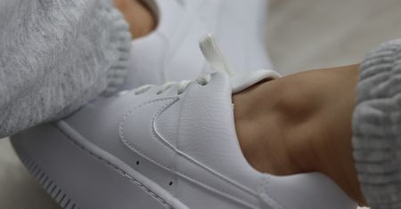 Białe sneakersy to must-have na wiosnę. Co przygotowały dla nas sklepy?