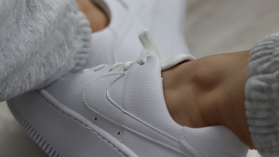 Białe sneakersy to hit każdej wiosny