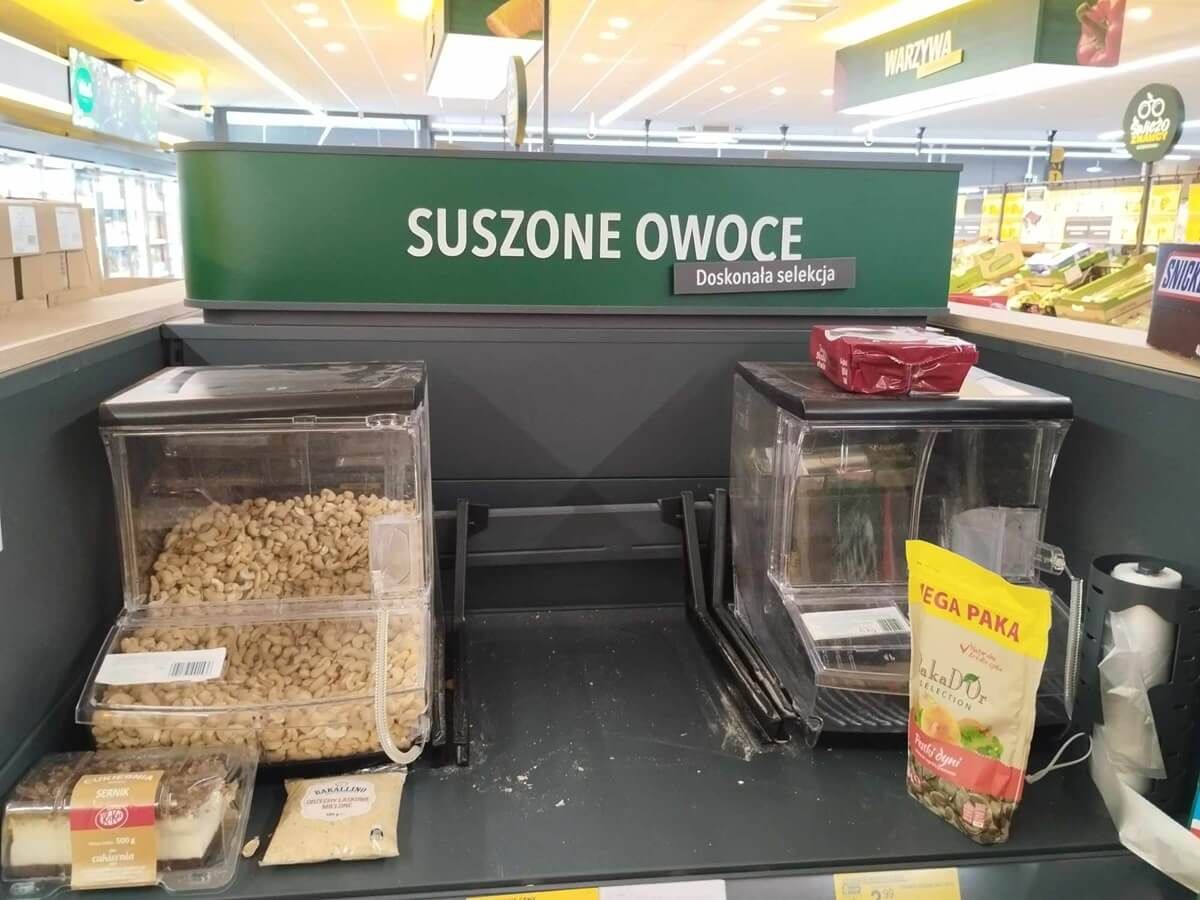 Pracownicy Biedronki schowali pojemnik z pistacjami na wagę
