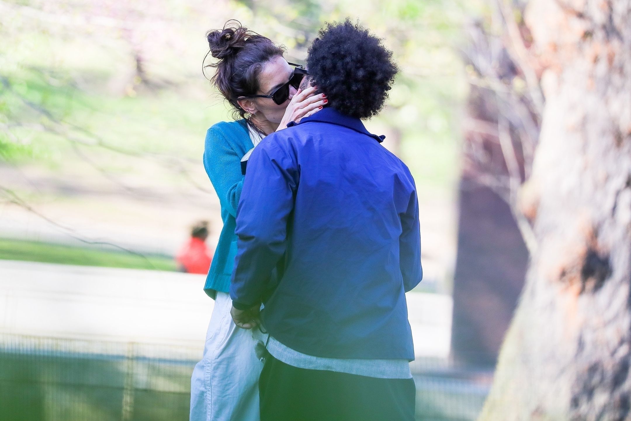 Roześmiana Katie Holmes MIGDALI SIĘ z ukochanym w nowojorskim Central Parku