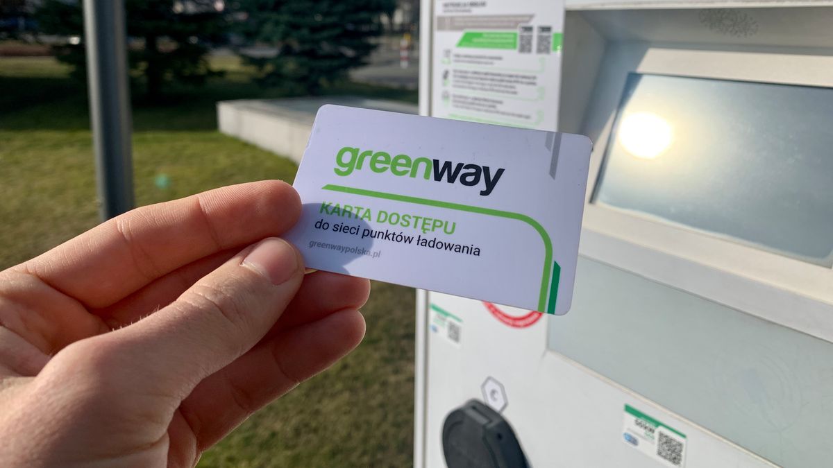 Karta nie jest niezbędna do uruchomienia ładowania, ale się przydaje