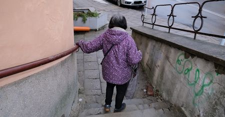 Strach po nich chodzić, trzeba trzymać się poręczy. Tragiczny stan schodów w centrum Lublina [ZDJĘCIA]