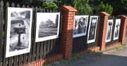 Fotografie na płotach w Łazieńcu. "Zagubin" Stachury stał się galerią sztuki