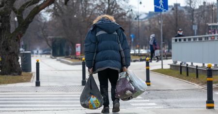 "Śpię na cmentarzu". Bezdomny mówi, jak radzi sobie w zimie