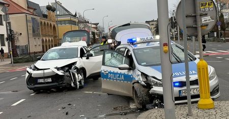 Radiowóz wjechał na skrzyżowanie i doszło do zderzenia. "Pilna interwencja"