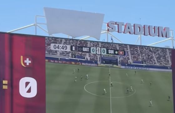 Absurd na mundialu. Zakryli płachtą logo Levi's, bo nie jest sponsorem. Marka rozgrywa to po swojemu
