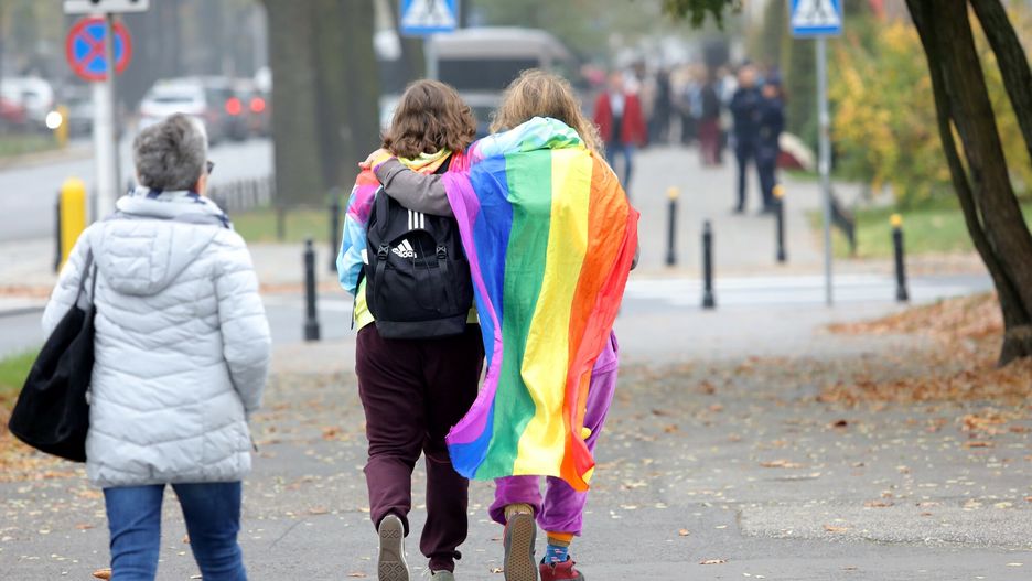 T?czowy Pi?tek
Fot. Piotr Molecki/East News. Warszawa, 25.10.2019. Teczowy Piatek. Przed siedziba MEN zebrali sie uczniowie, by upamietnic m.in. Dominika - gimnazjaliste z Biezunia i innych mlodych ze spolecznosci LGBT, ktorzy popelnili samobojstwo na skutek przeslodawania.
Piotr Molecki