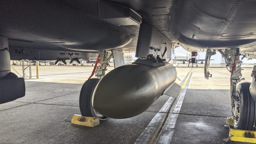 Bomba GBU-72 podwieszona na centralnym pylonie F-15E