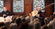 Wspólne śpiewanie w słupskim ratuszu. Wystąpił duet grający na instrumentach dawnych