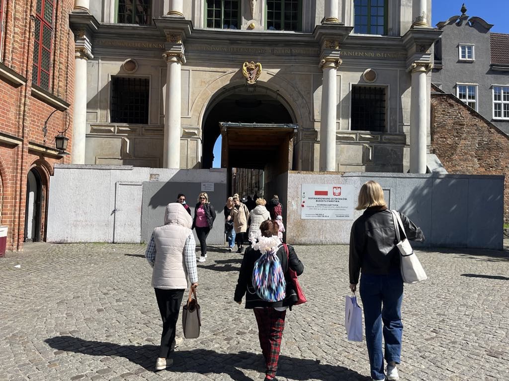 Ogrodzenia wokół bramy nie znikną prędko, jednak ma się poprawić