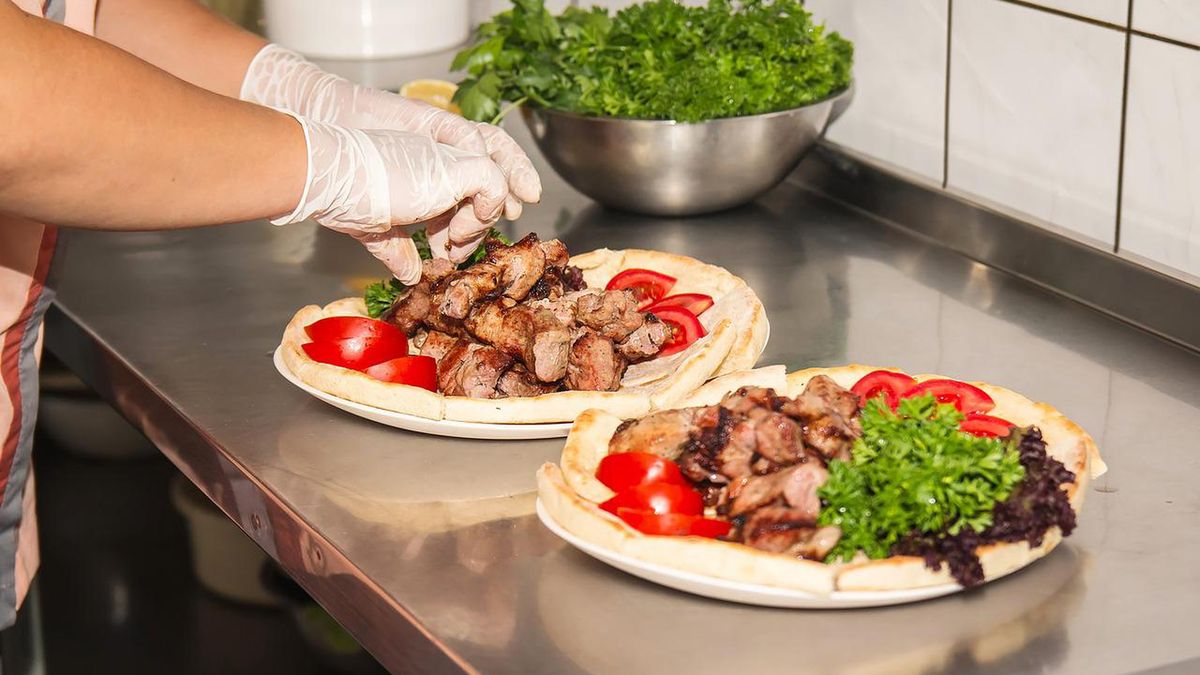 Wysiadł z auta z piwem w ręku. Pijany kierowca miał ochotę na kebaba