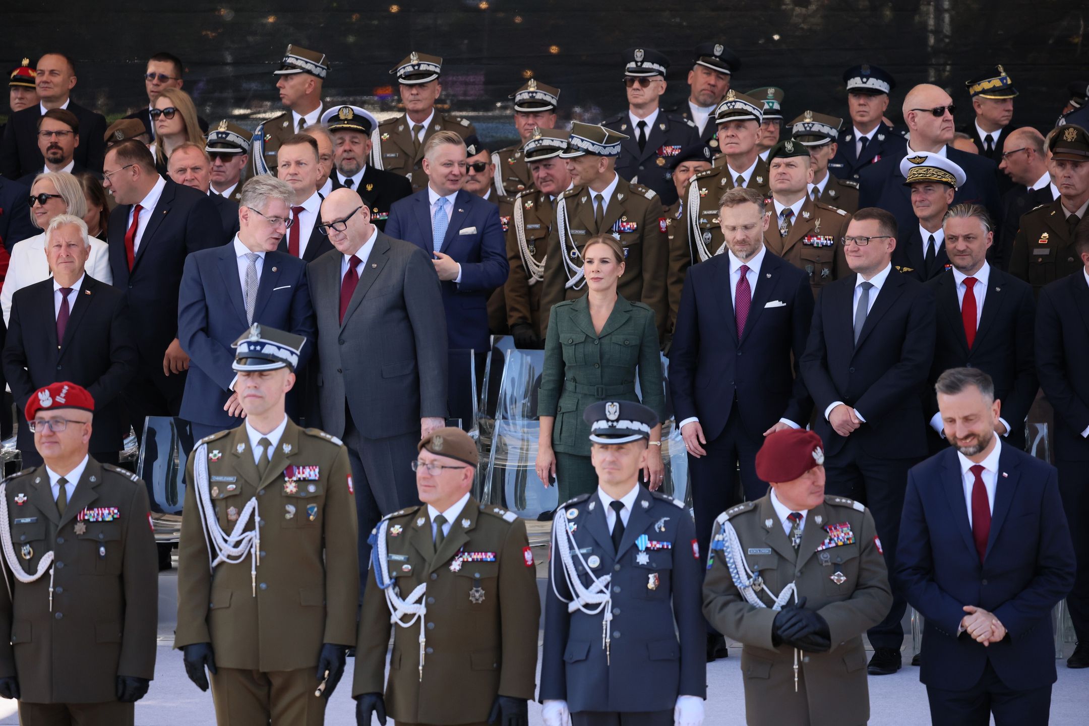 Warszawa, 15.08.2026. Pierwsza dama Marta Nawrocka (C) podczas defilady wojskowej na warszawskiej Wisłostradzie, w ramach obchodów Święta Wojska Polskiego, 15 bm. Tegoroczna defilada wojskowa odbywa się pod hasłem ?Polska SAFE - bezpieczna Polska?. (sko) PAP/Leszek Szymański