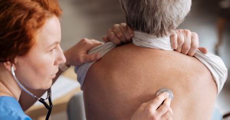 Proteinoza pęcherzyków płucnych – przyczyny, objawy i leczenie