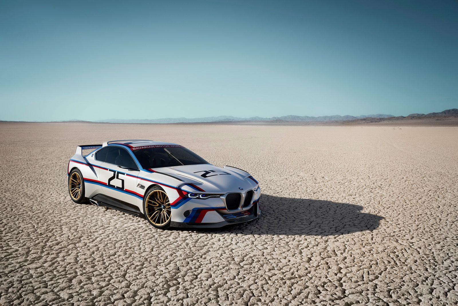 Nowa wersja Hommage R nawiązuje swoimi barwami do malowania z 1975 roku, w którym BMW 3.0 CSL zapewniło marce mistrzostwo w kategorii producentów w IMSA.