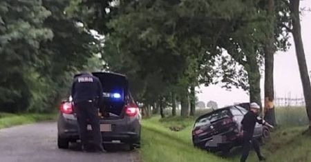 Pijana matka wjechała seatem w drzewo. Wiozła 11-letnie dziecko