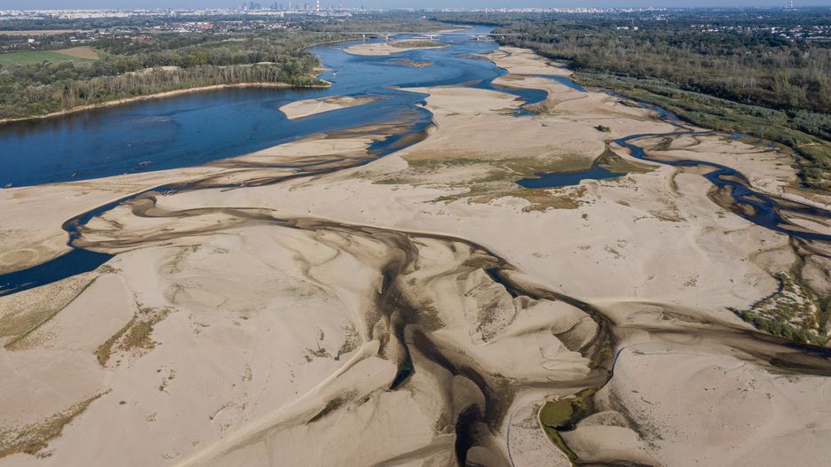 Niski poziom wody w Wiśle na wysokości Kępy Zawadowskiej