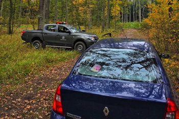 Auto stało pośród lasu. Nikogo nie było. Leśnicy wyjaśnili, co się stało