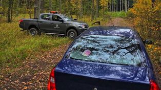 Auto stało pośród lasu. Nikogo nie było. Leśnicy wyjaśnili, co się stało