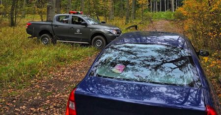 Auto stało pośród lasu. Nikogo nie było. Leśnicy wyjaśnili, co się stało