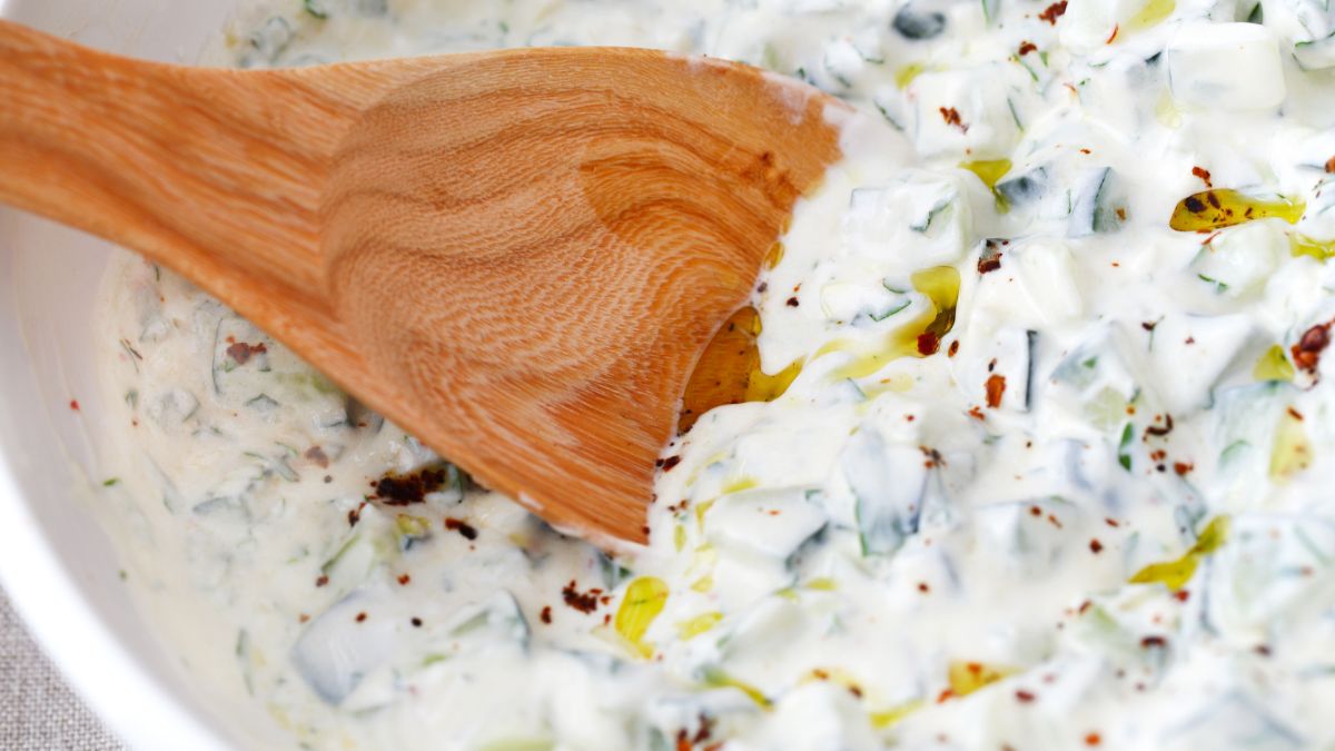 Tzatziki z chili to dodatek do grilla z charakterem