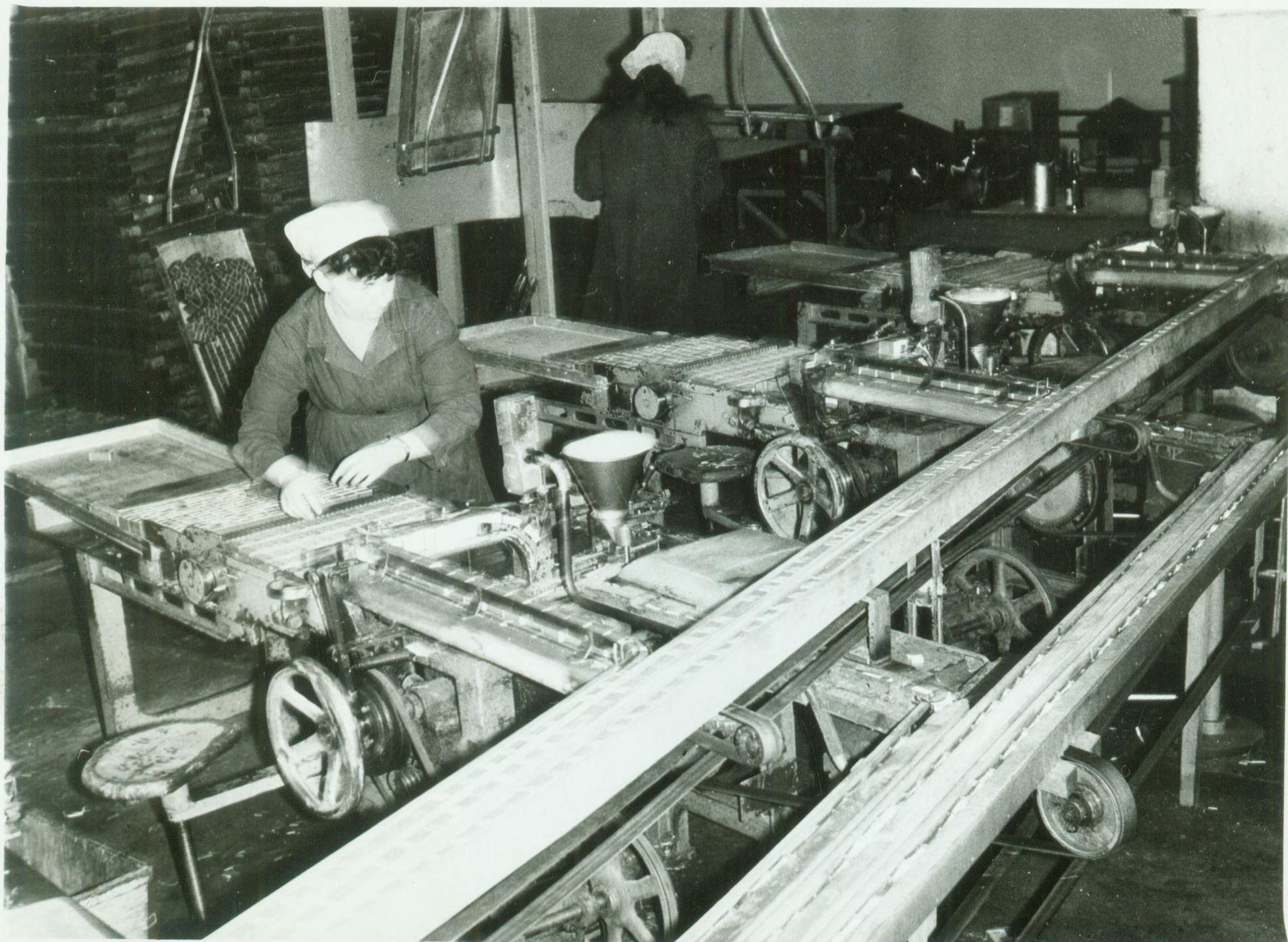 Hala produkcyjna czechowickiej fabryki w latach 70. XX wieku