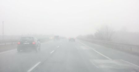 IMGW wydało ostrzeżenia. Gęste mgły,  nawet marznące. Warunki na drogach zdradliwe