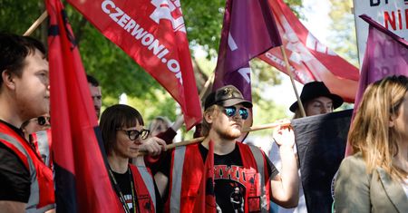 Gorąco przed centralą Dino. "Biernacki do roboty za 3700 złotych"