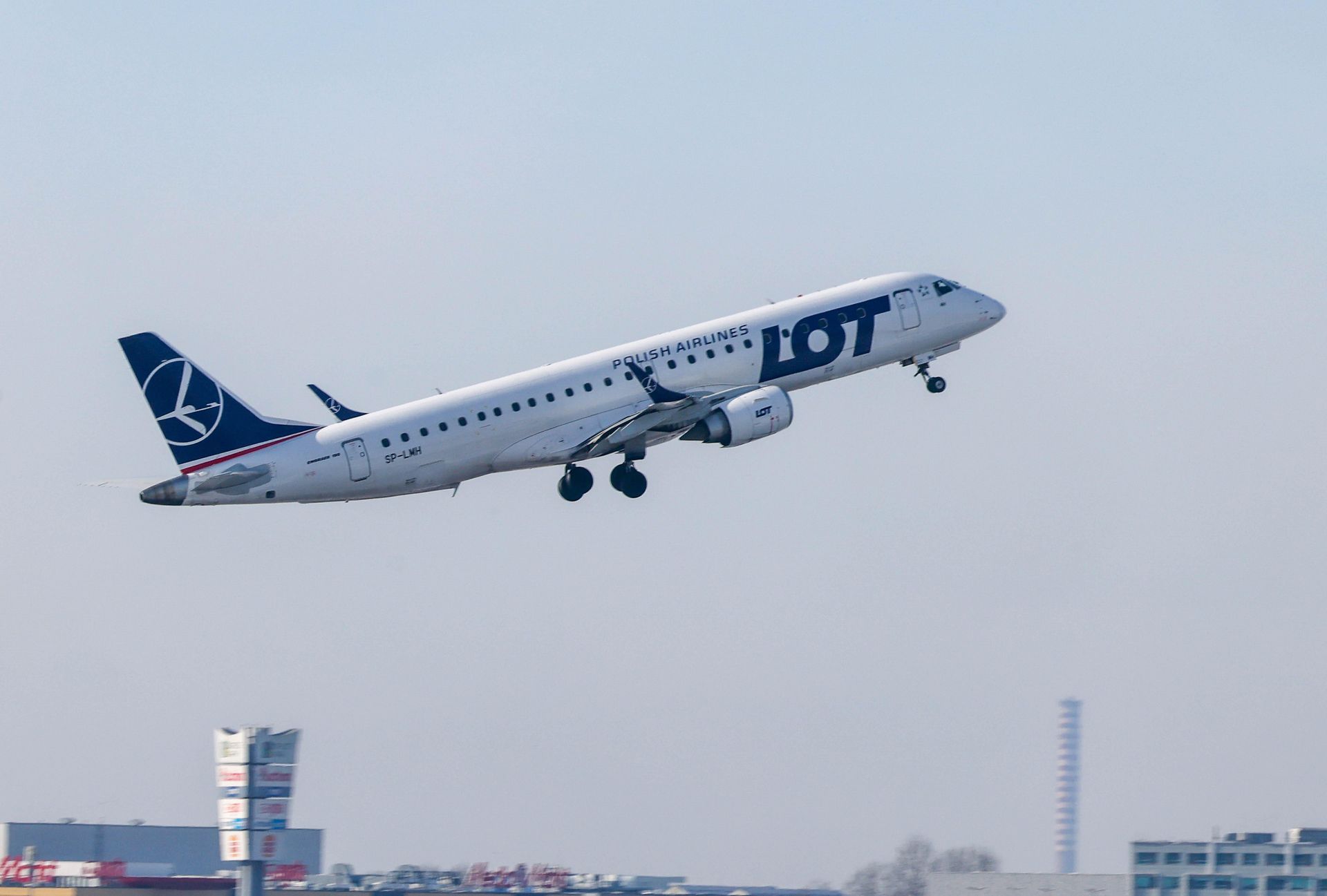 W samolot LOT-u trafił piorun. Maszyna wróciła na lotnisko