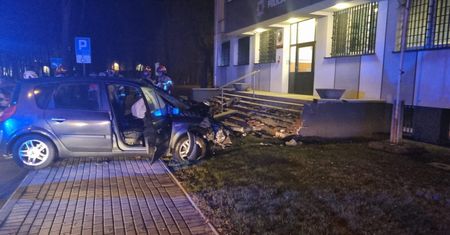 Wjechał autem w komisariat. Dramatyczny wypadek