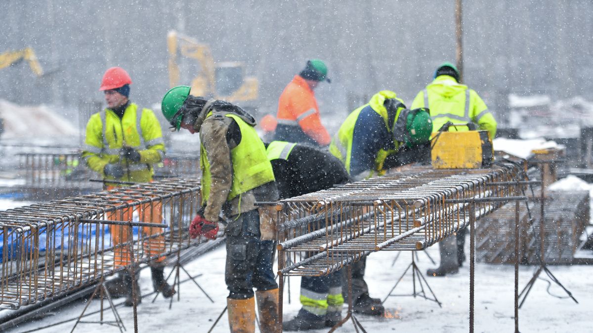 Ruda Śląska, 03.02.2023. Prace budowlane podczas uroczystości związanej z budową Komendy Miejskiej PSP w Rudzie Śląskiej, 3 bm. (mr) PAP/Art Service 2
