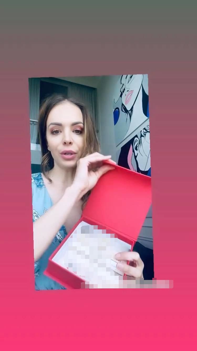 Anna Wendzikowska promuje produkty pośladkami
