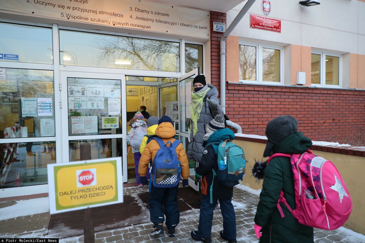 Rodzice otwierają szkoły. Korzystają z furtki przypadkowo uchylonej przez ministerstwo