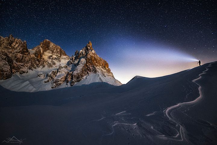 Kreatywne nocne autoportrety z górami i niebem w tle