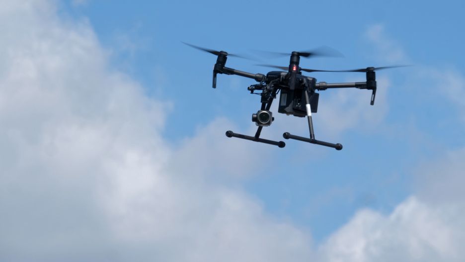 Mazowieckie. Pokaz działania drona wykorzystywanego przez policję do rejestracji wykroczeń w ruchu drogowym