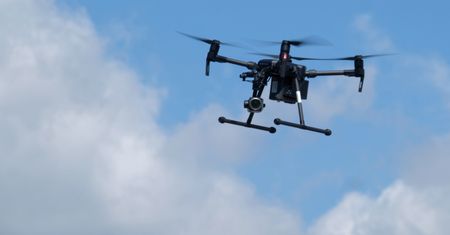 Mazowieckie. Dron lata nad drogami. Policja sprawdza kierowców