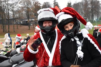 Człuchów: Mikołaj na motocyklu i w lodowatej wodzie. Miasto opanowali panowie w czerwonych kubraczkach. Śnieżynki też były