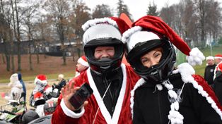 Człuchów: Mikołaj na motocyklu i w lodowatej wodzie. Miasto opanowali panowie w czerwonych kubraczkach. Śnieżynki też były