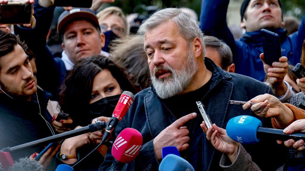 Dmitrij Muratow dostał Pokojową Nagrodę Nobla w 2021 roku. Mieszka w Rosji i atakuje Władimira Putina