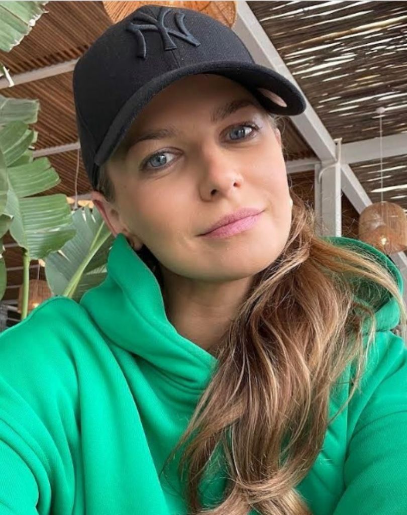 Anna Lewandowska przypomina o meczu Polska - Szwecja w modnej stylizacji