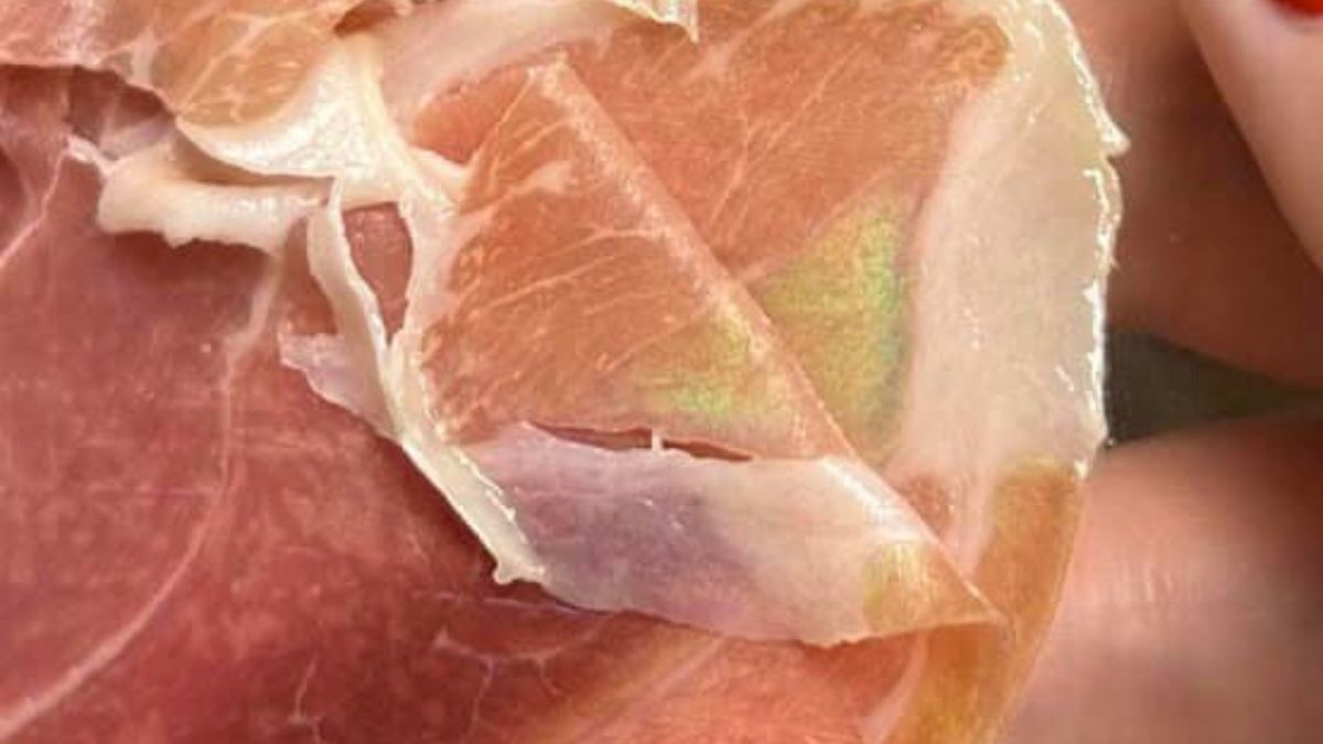 Co oznacza tęcza na wędlinie