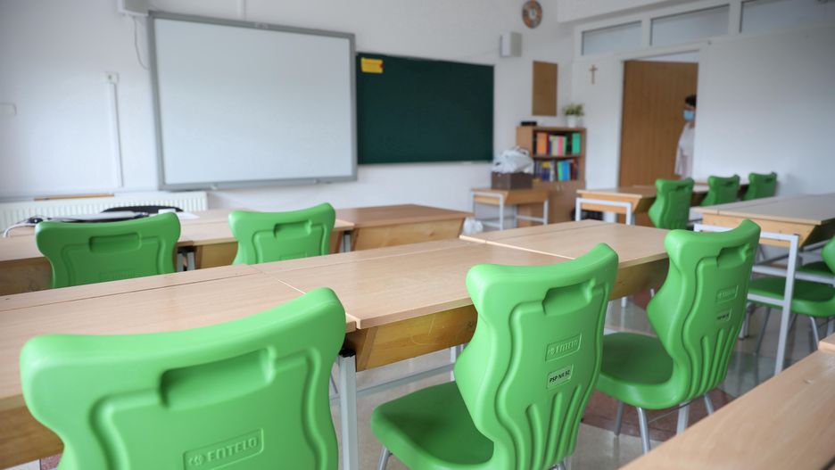 Koronawirus. Dzieci wróciły do szkół. Większość placówek funkcjonuje normalnie