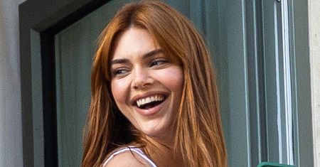 Kendall Jenner pozuje TOPLESS i promuje autorską tequilę nad basenem (FOTO)