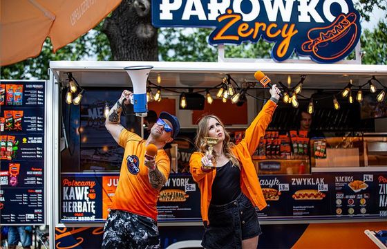 Parówkożercy reklamują markę Tarczyński