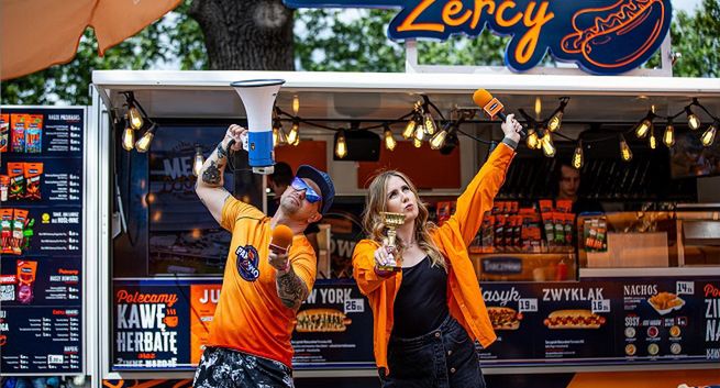 Parówkożercy reklamują markę Tarczyński