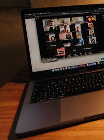 Jak uciec z nudnych wideokonferencji? Zoom Escaper przychodzi na ratunek!