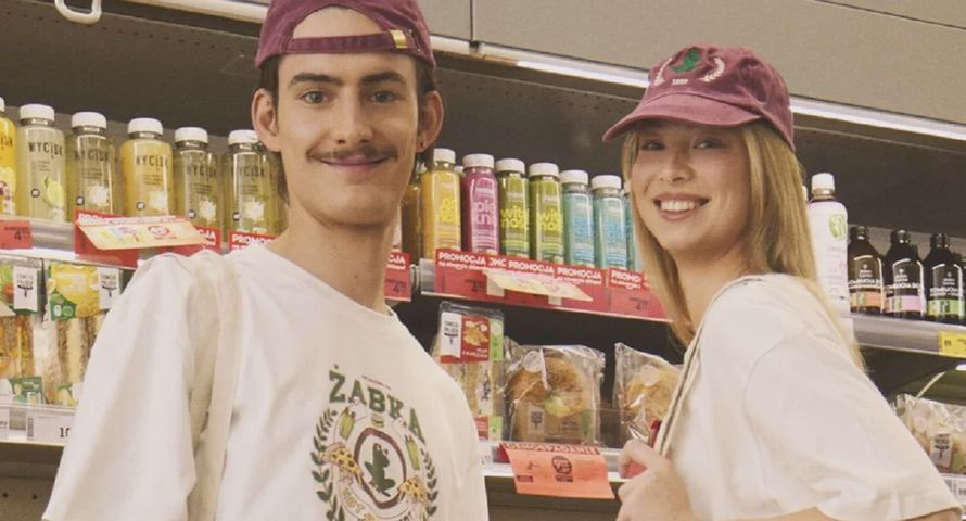 Limitowana edycja ubrań z kultowym logo w Żabce