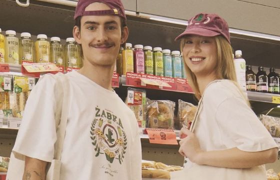 Limitowana edycja ubrań z kultowym logo w Żabce