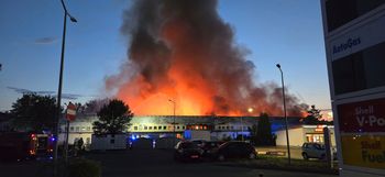 Pożar hali magazynowo-usługowej w Płocku. Trwa akcja kilkadziesiąt zastępów straży pożarnej!